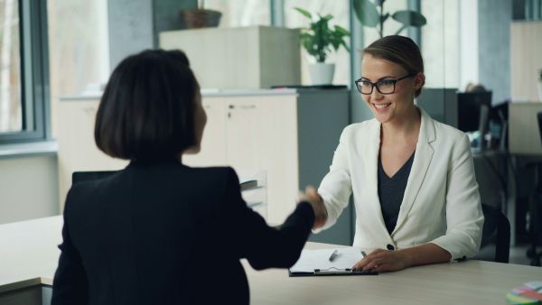 Les 5 raisons de collaborer avec un avocat en droit du travail à Versailles